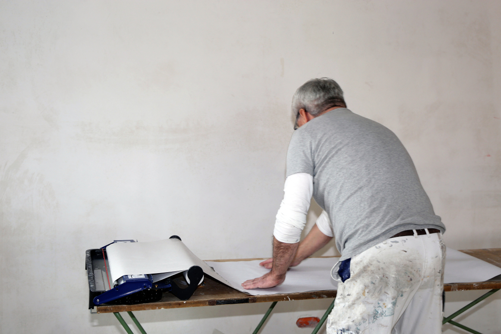 Renovlies aanbrengen in Schiedam. Ontdek de materialen en beste techniek om te behangen met renovlies behang.